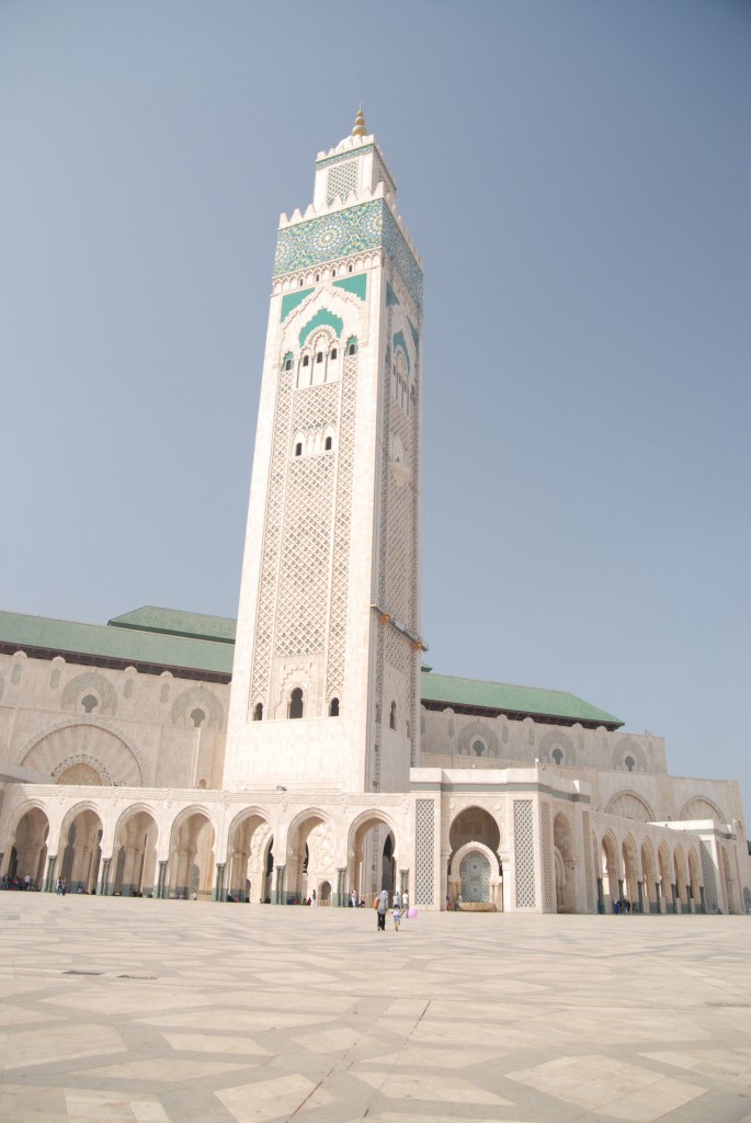 Casablanca, 2014, Moschee Hassan II., Hier mal die nackten Fakten: es ist die drittgrößte Moschee der Welt, 25.000 Muslime passen rein. Mit dem Vorplatz können bis zu 80.000 auf einmal beten. Das Minarett ist 210 Meter hoch und somit Marokkos höchstes Gebäude. 